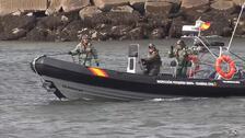 Insuflan aire al narcosubmarino descubierto en la costa gallega para remolcarlo