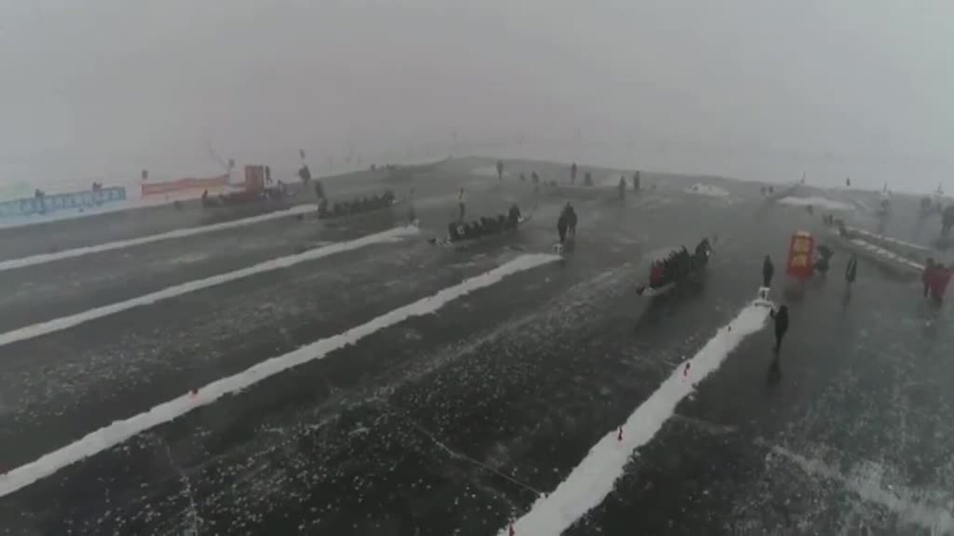 La ciudad China de Jinzhou celebra su tradicional carrera de &#039;botes dragón&#039; sobre el hielo