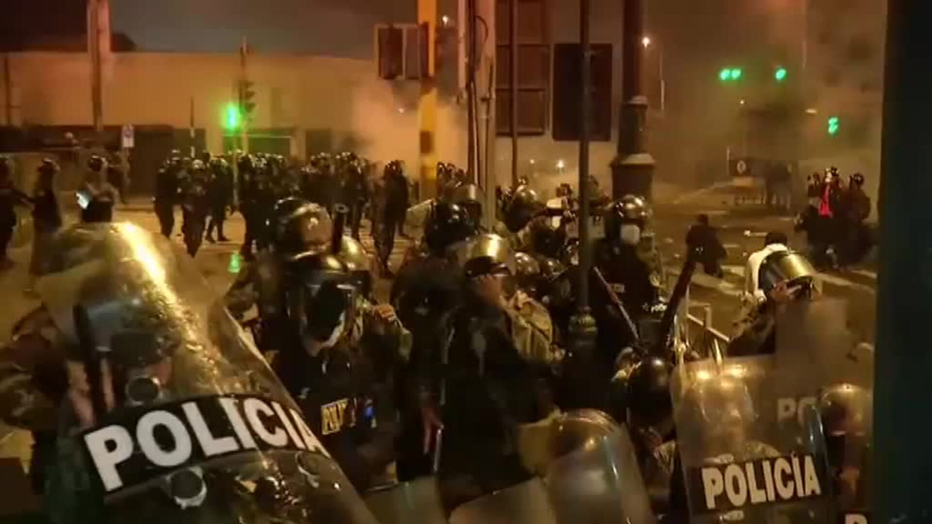 Perú se echa a la calle tras la destitución del presidente Vizcarra