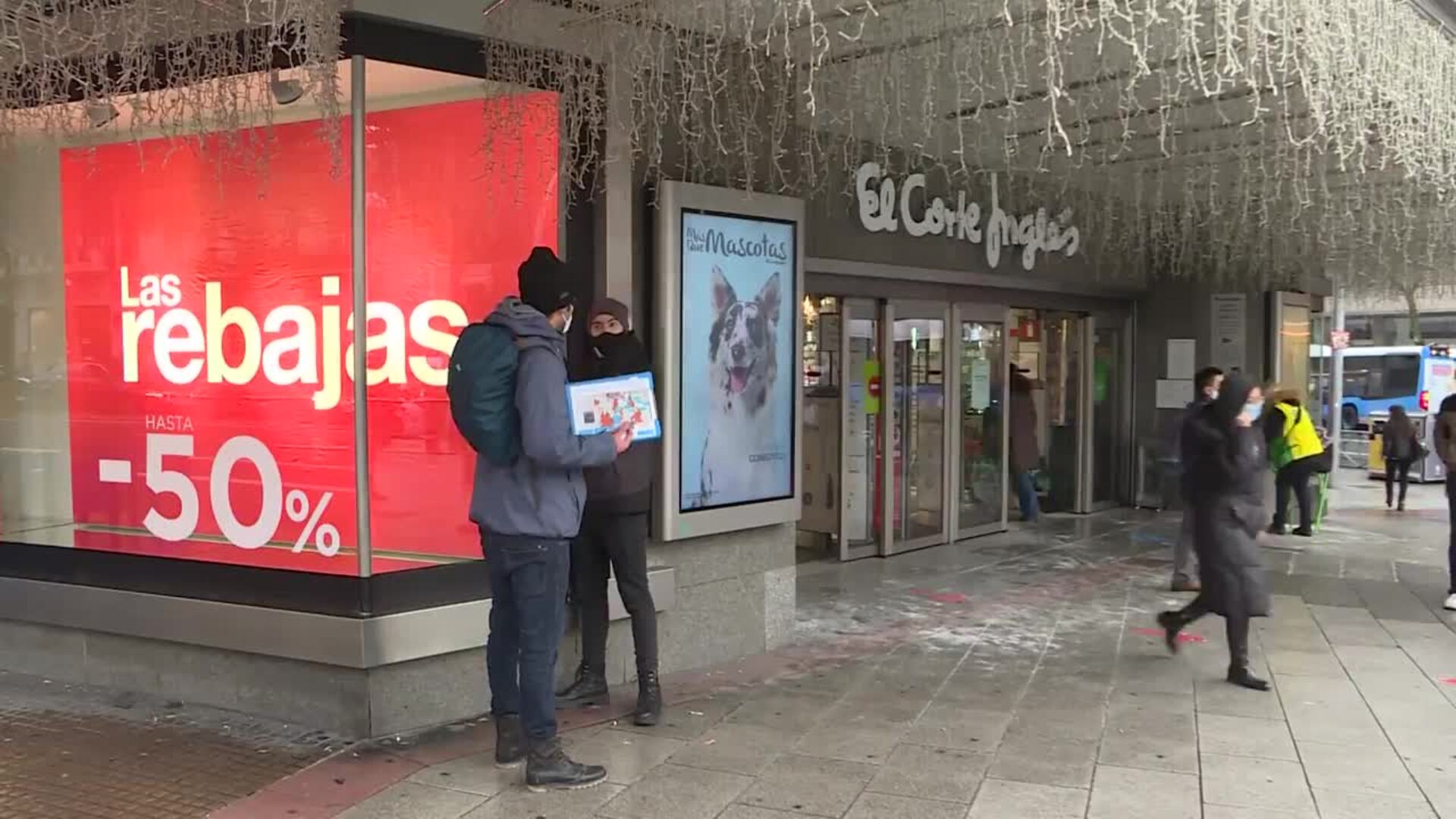 Consumidores aprovechan el primer día de rebajas