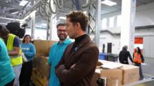 David Bisbal visita el almacén humanitario de UNICEF en Copenhague, el más grande del mundo