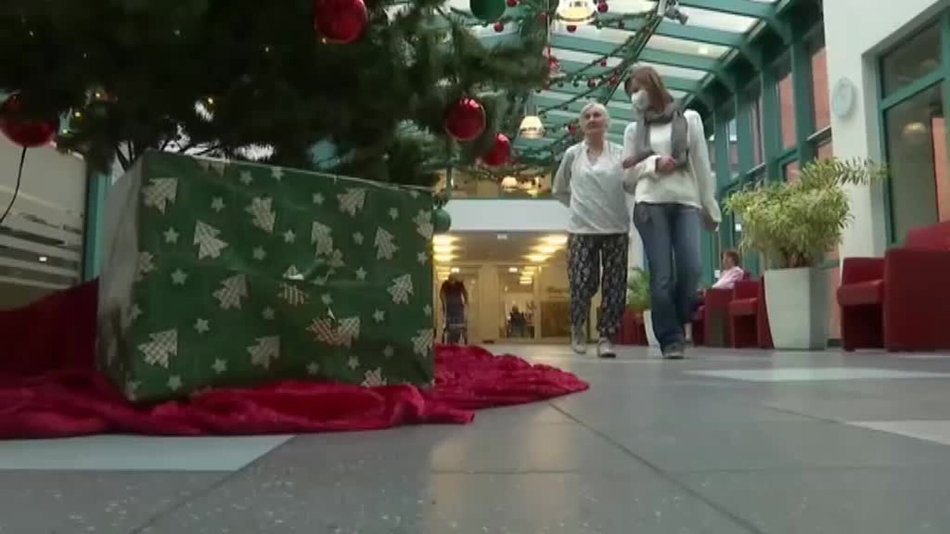 Las nuevas tecnologías ayudan a superar la soledad de los mayores en las residencias