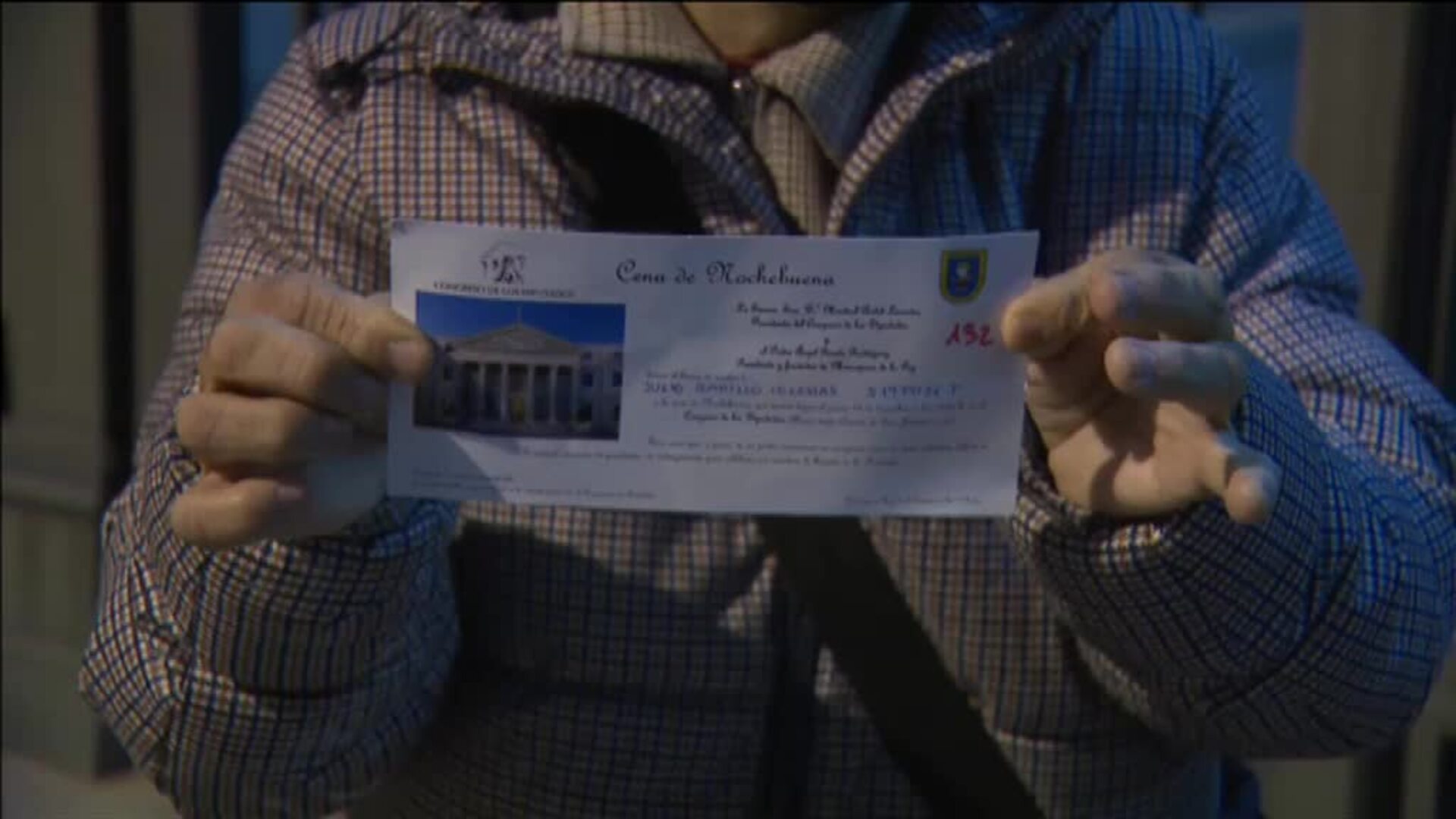 El padre Ángel reparte la cena de Nochebuena a 150 personas sin hogar en el Congreso