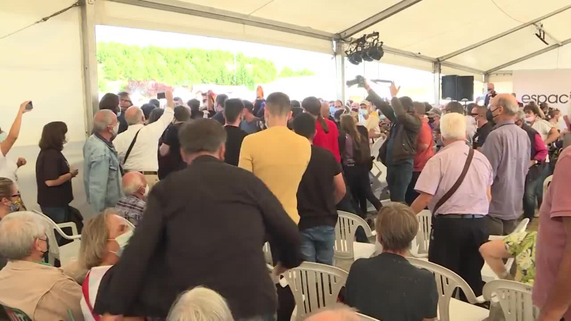 Varias personas interrumpen la intervención de Iglesias