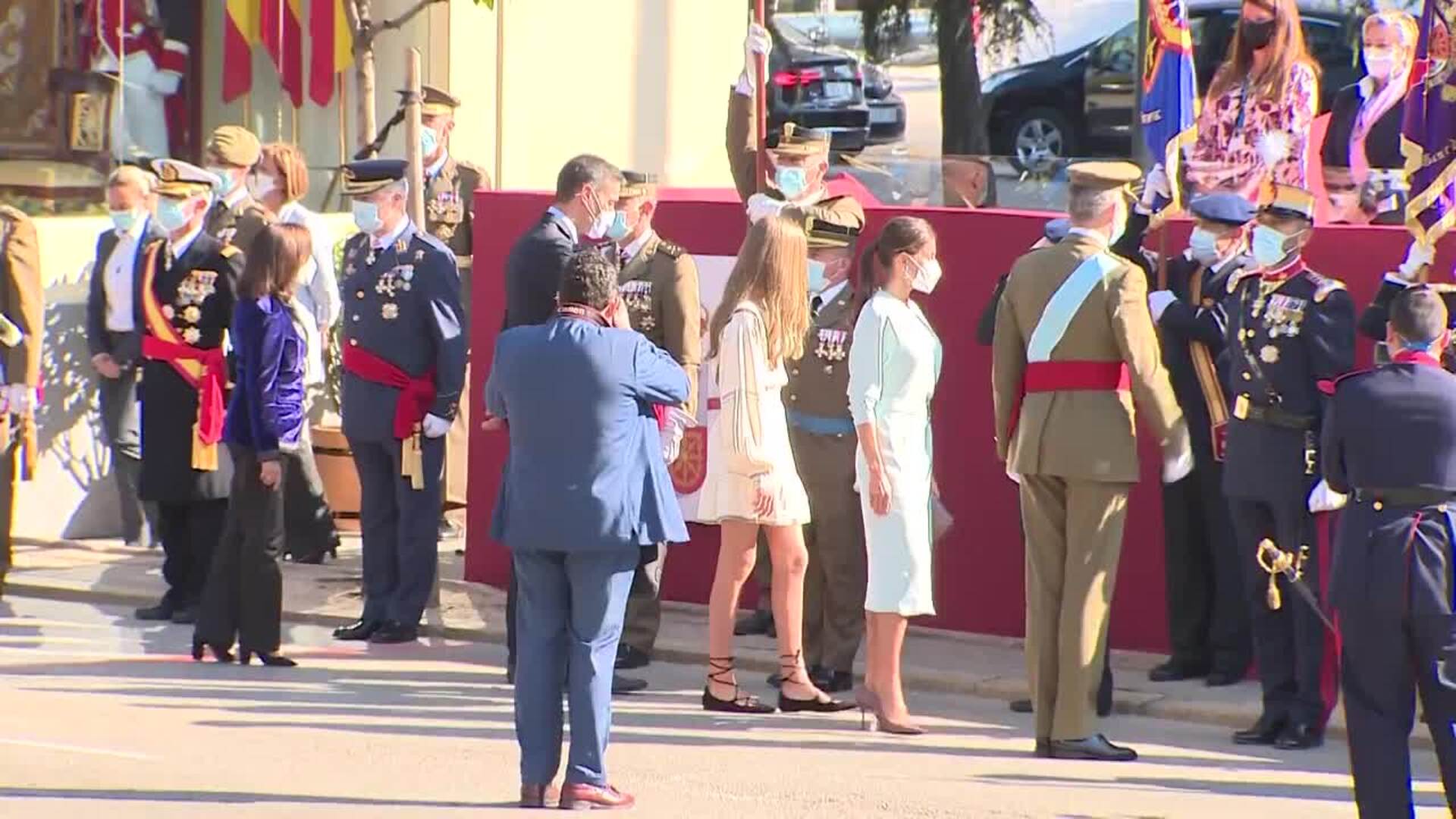 La Reina Letizia luce un elegantísimo vestido celeste en el desfile del 12-O