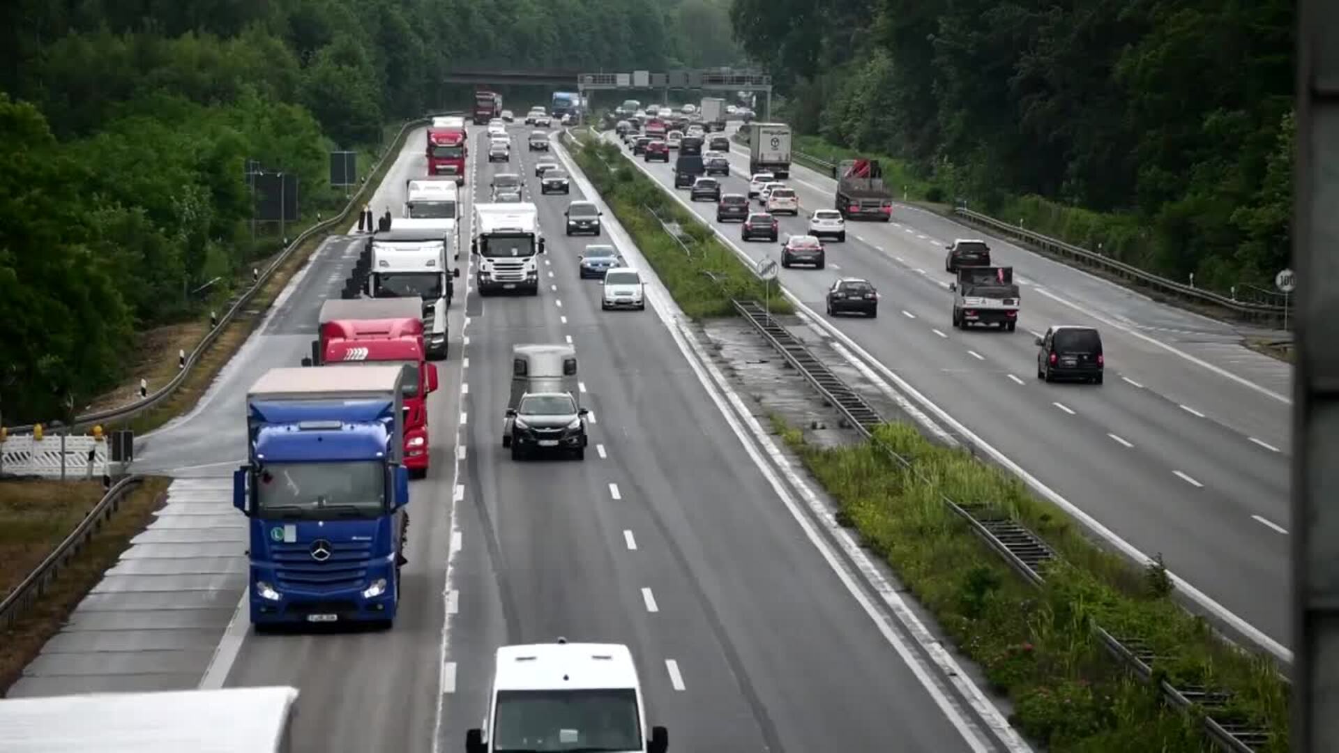 Transportistas de mercancías por carretera convocan un cierre antes de Navidad