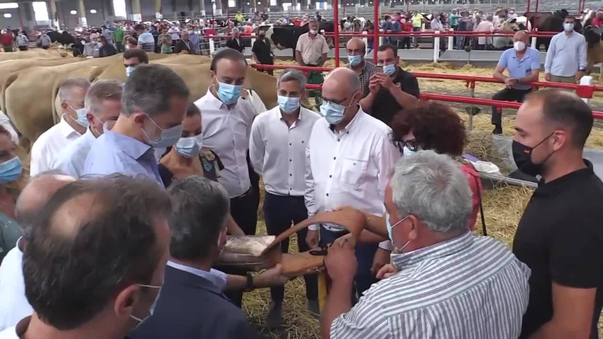 Los Reyes reconocen en su visita a Cantabria el papel del sector primario