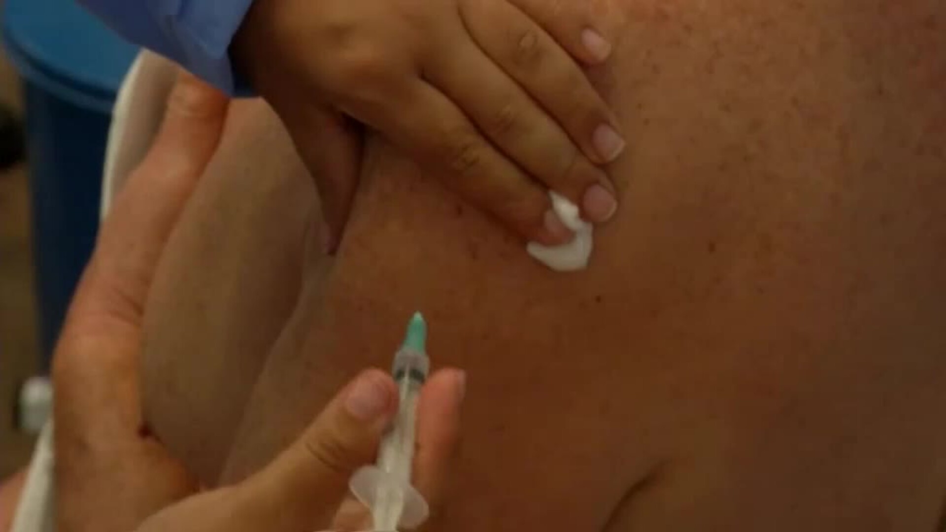 Largas colas y confusión en el primer día de vacunación masiva contra el Covid en Venezuela