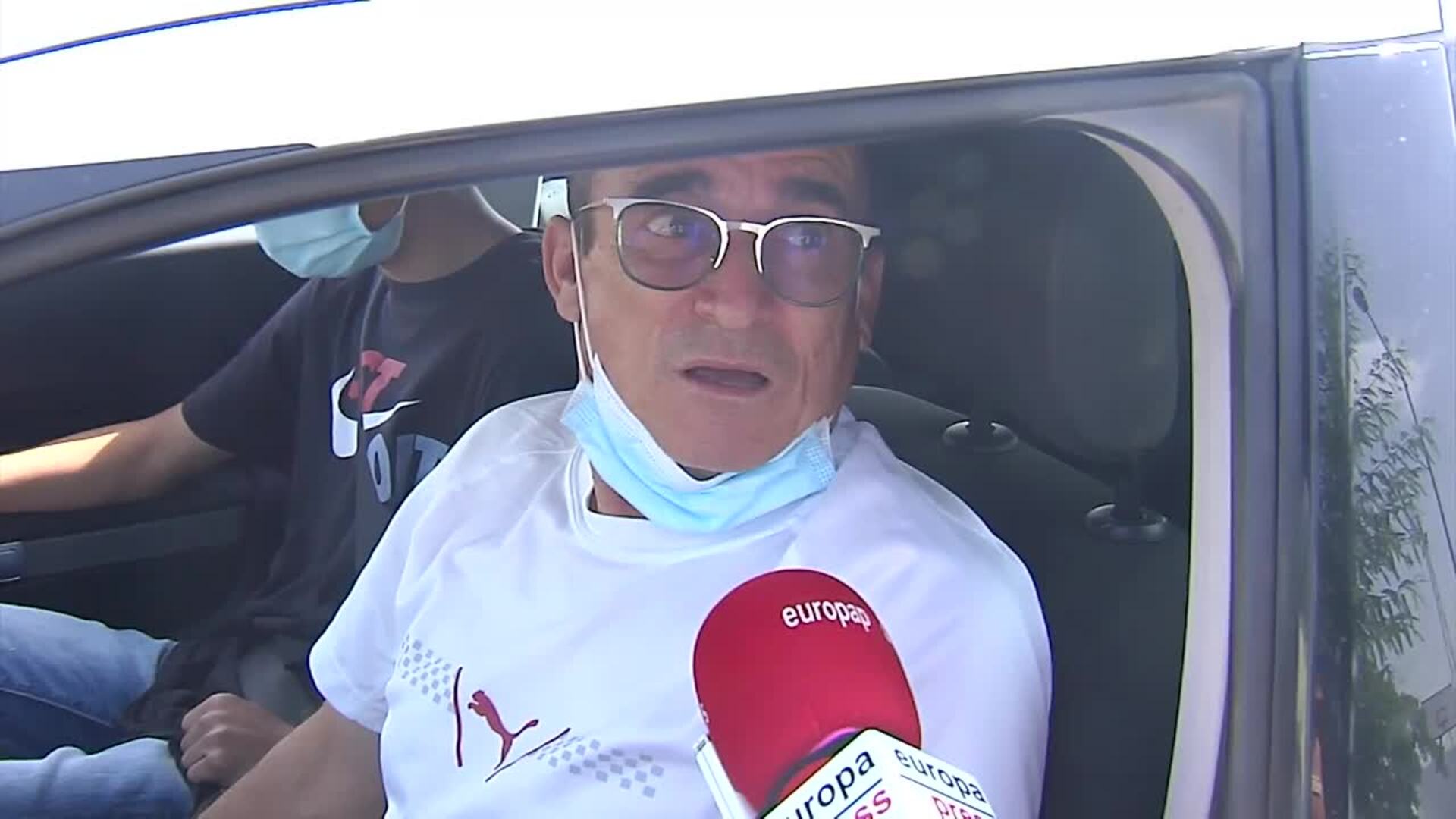 Una madre que ha acompañado a su hija a vacunarse: &quot;Nos ha venido muy bien&quot;