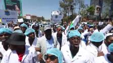 Cientos de médicos y personal sanitario se manifiestan en Nairobi para pedir mejores condiciones laborales
