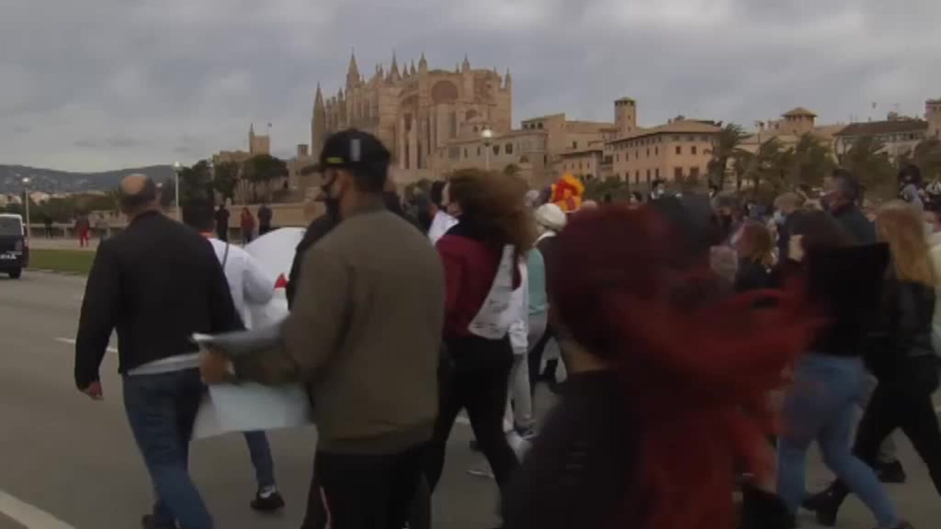 Poca distancia y un camión discoteca para protestar por el cierre de la hostelería en Baleares