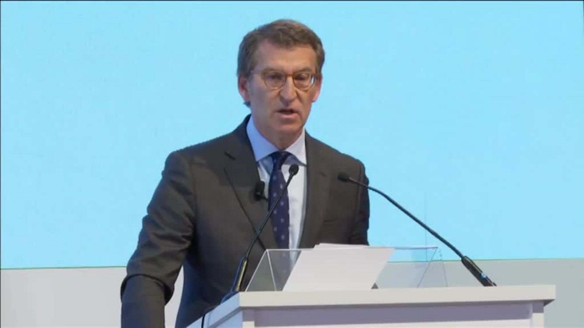 Feijóo: &quot;Cataluña necesita hablar menos de política y más de economía&quot;