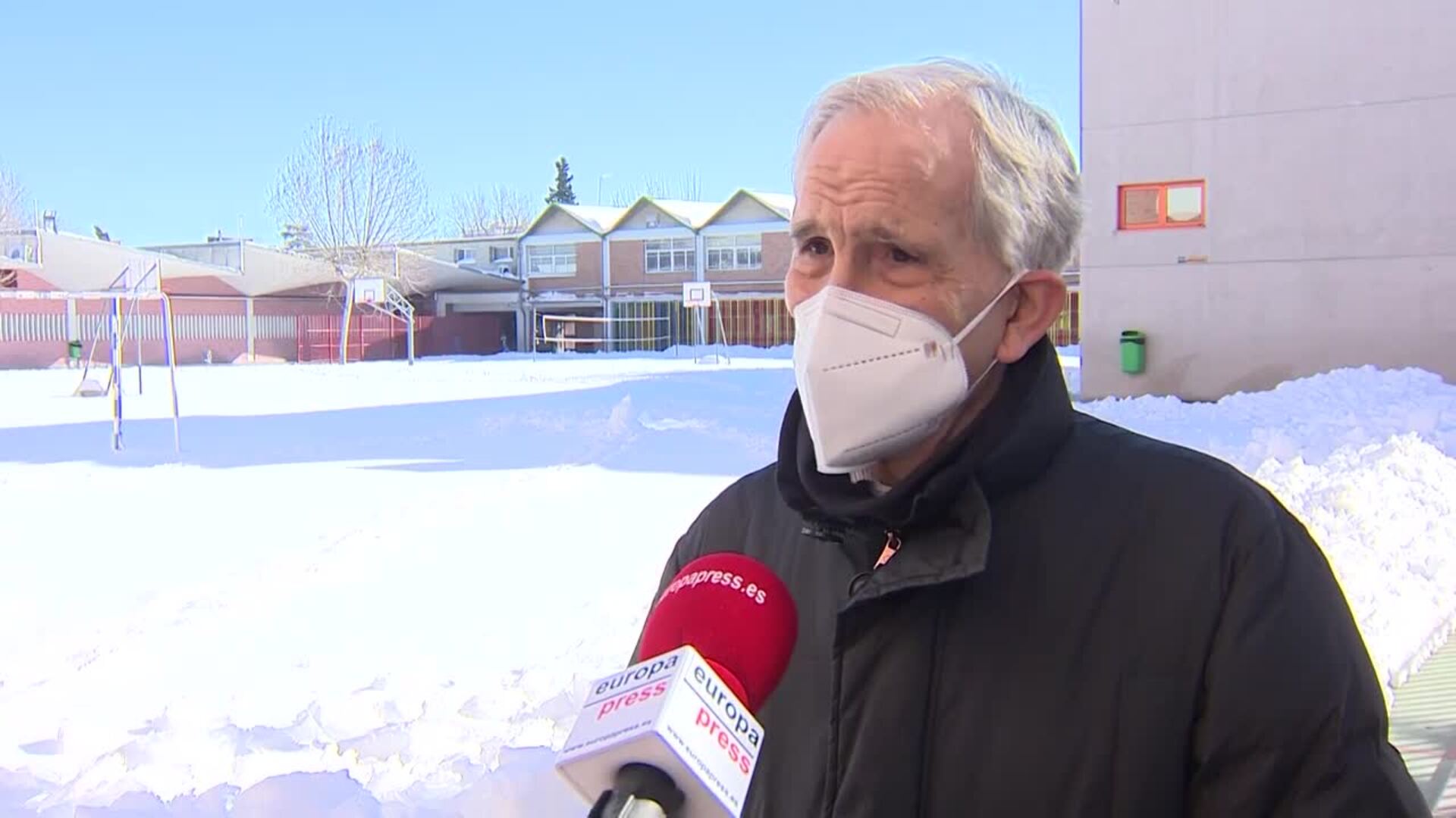 Colegio de Ciudad Lineal retira toneladas de nieve para poder volver a las aulas