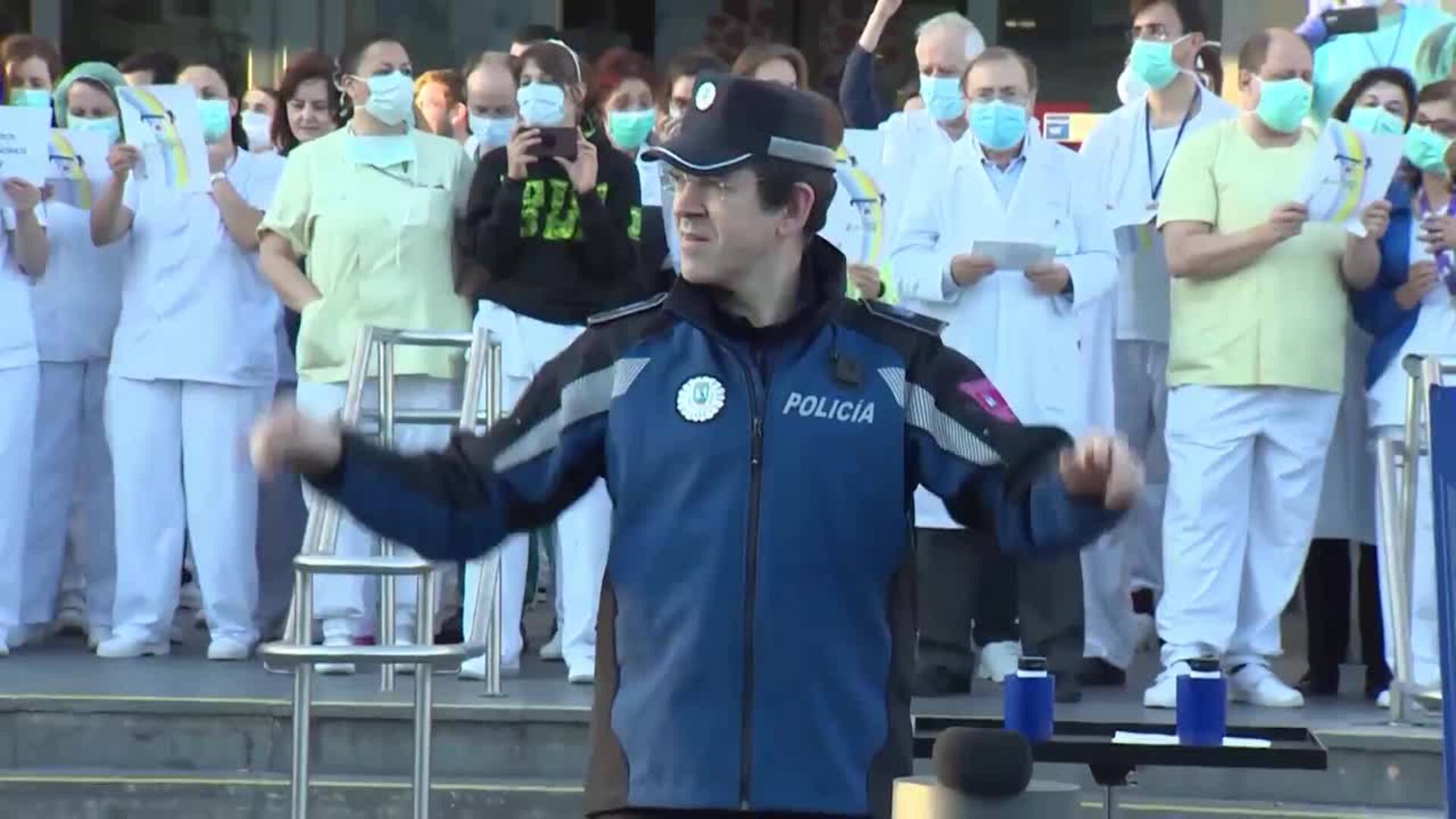 Policía Municipal homenaje a sanitarios al ritmo de &#039;Resistire&#039;