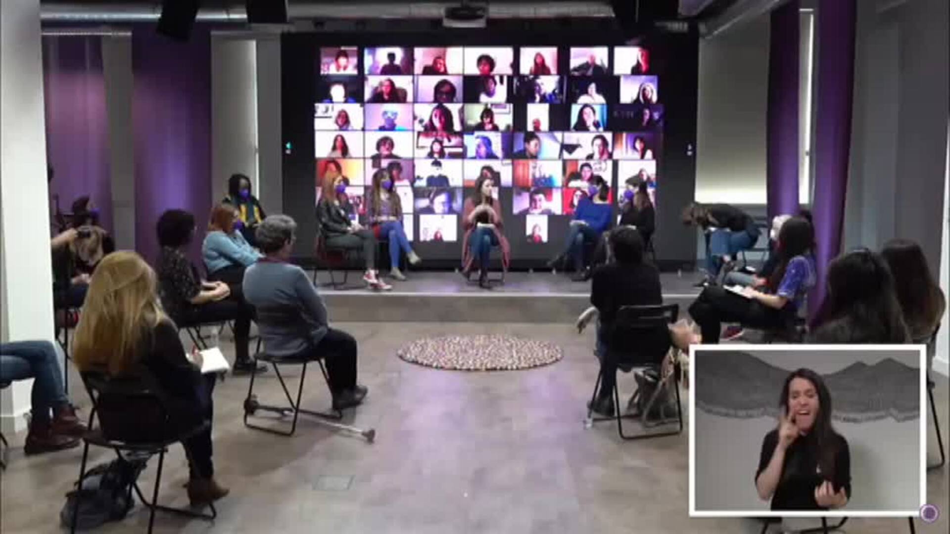 El Gobierno anima a celebrar el 8M... en casa o en el trabajo