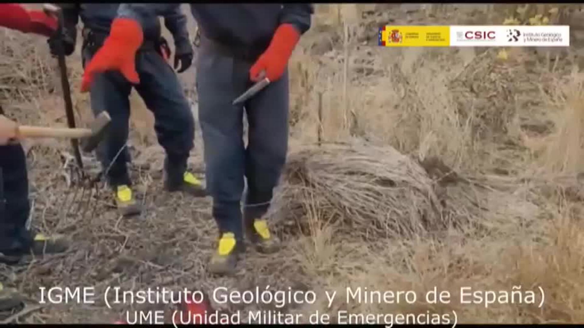Los científicos recogen muestras de rocas incandescentes para entender la trayectoria de la colada