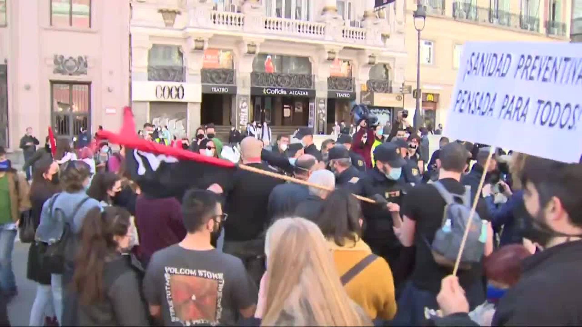 Un detenido en manifestación por la sanidad tras enfrentamiento con grupo extrema derecha