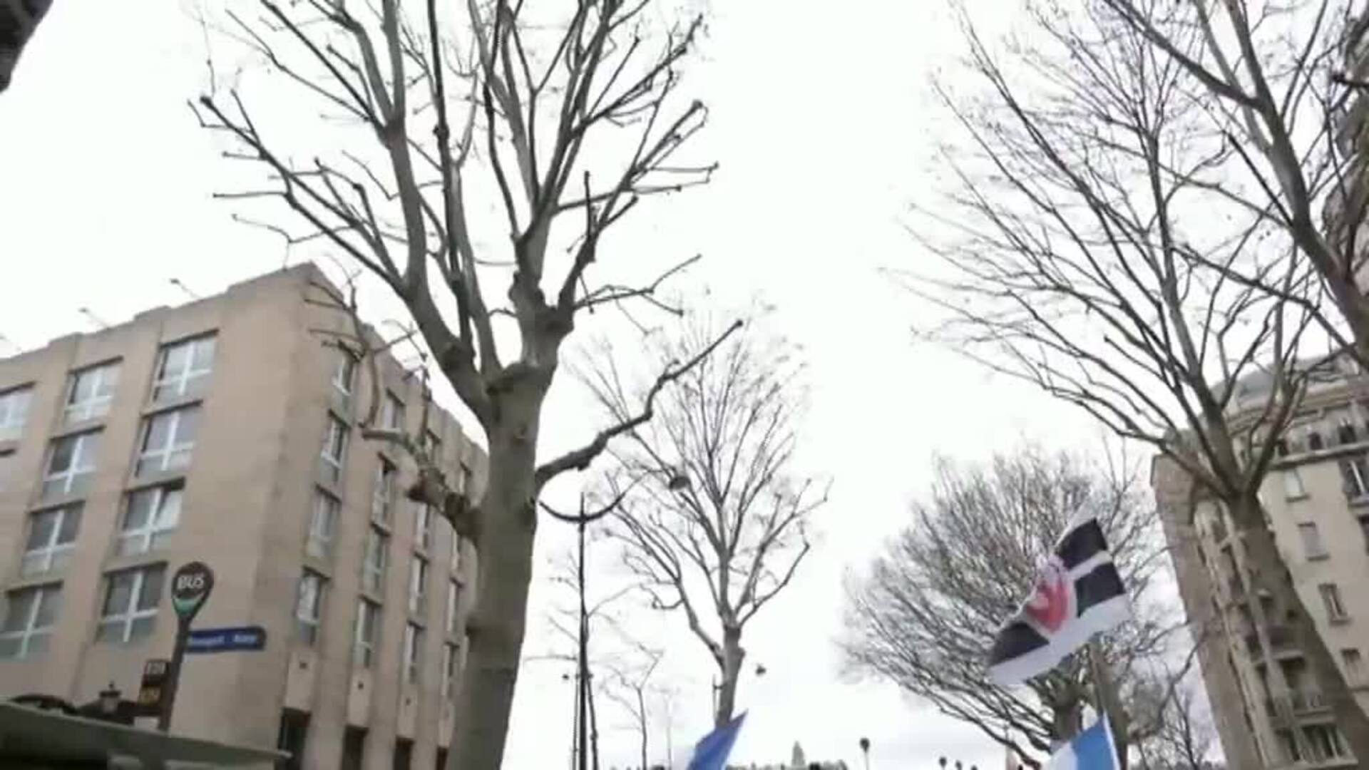 Protesta en las calles de París contra las nuevas restricciones de Macron