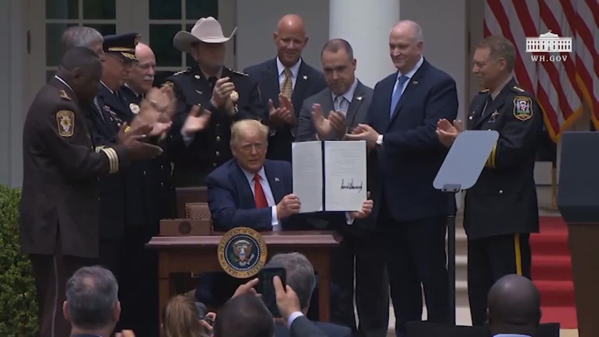 Trump firma una orden para recabar datos de agentes violentos