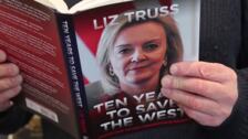 Liz Truss elogia a Trump en su libro 'Diez años para salvar Occidente'