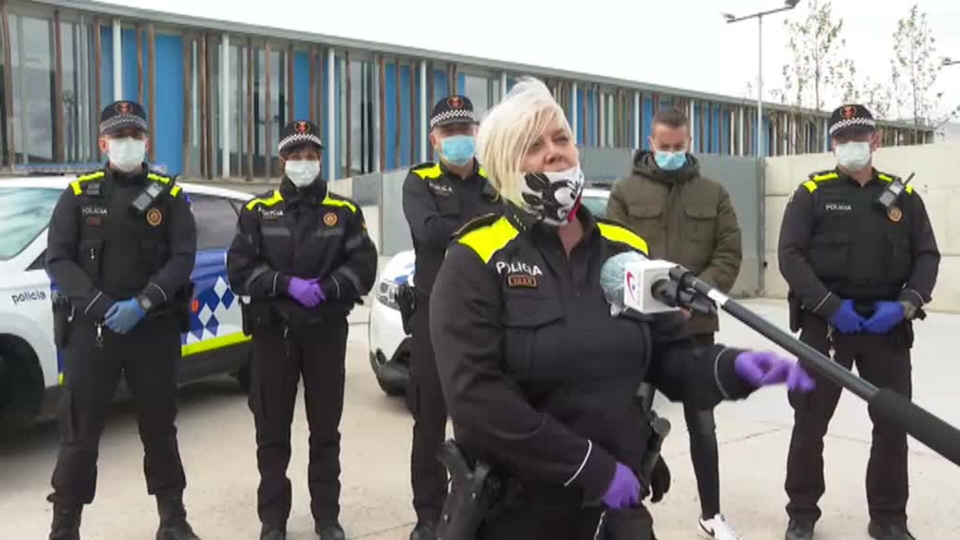 La Policía felicita el cumpleaños a los más pequeños con luces y sirenas