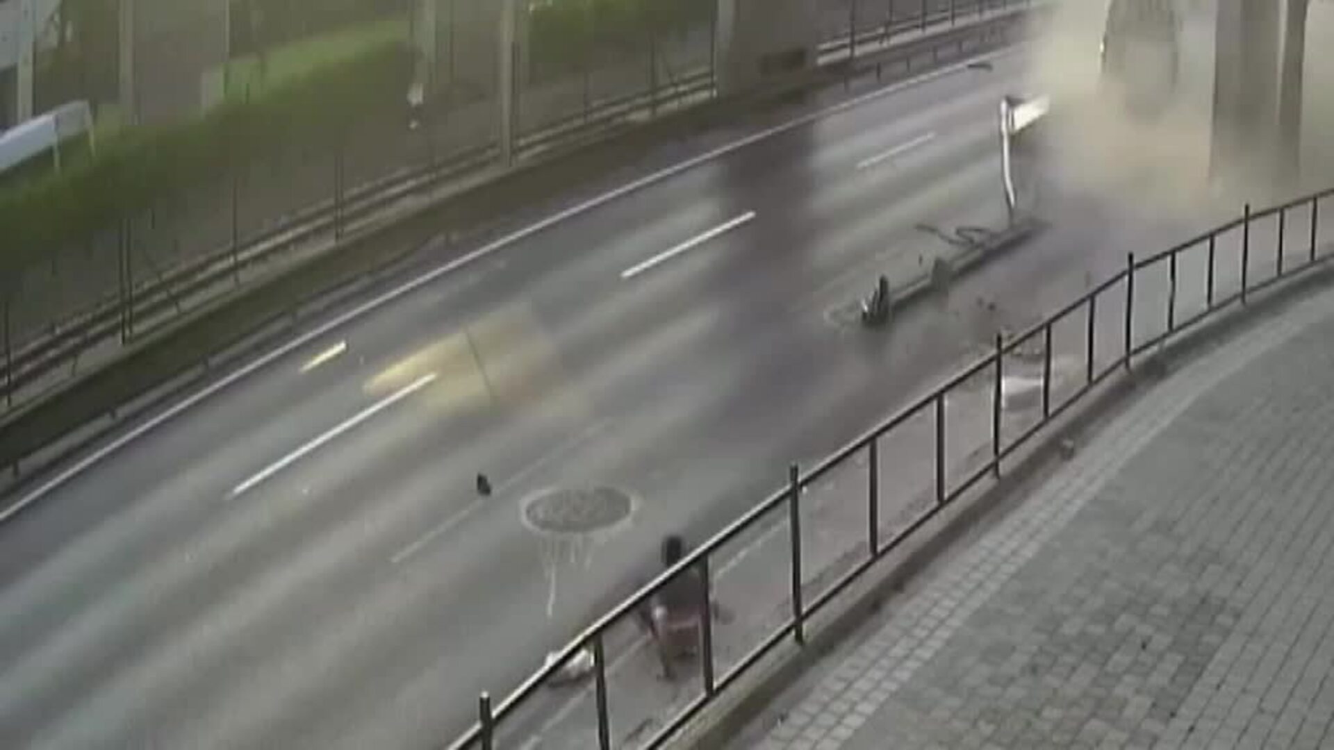 Un hombre salta justo a tiempo para evitar que le atropelle una caravana