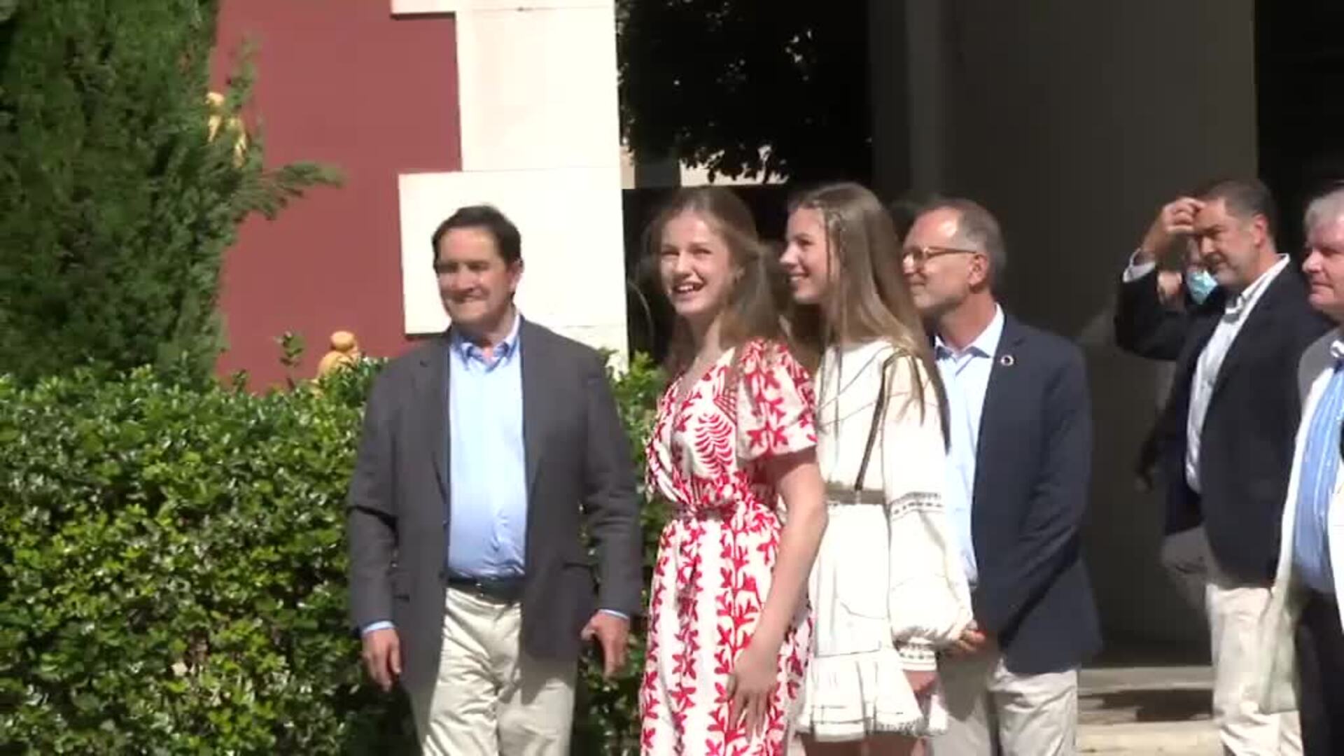 La princesa Leonor llega al museo Dalí de Girona entre aplausos y pitidos