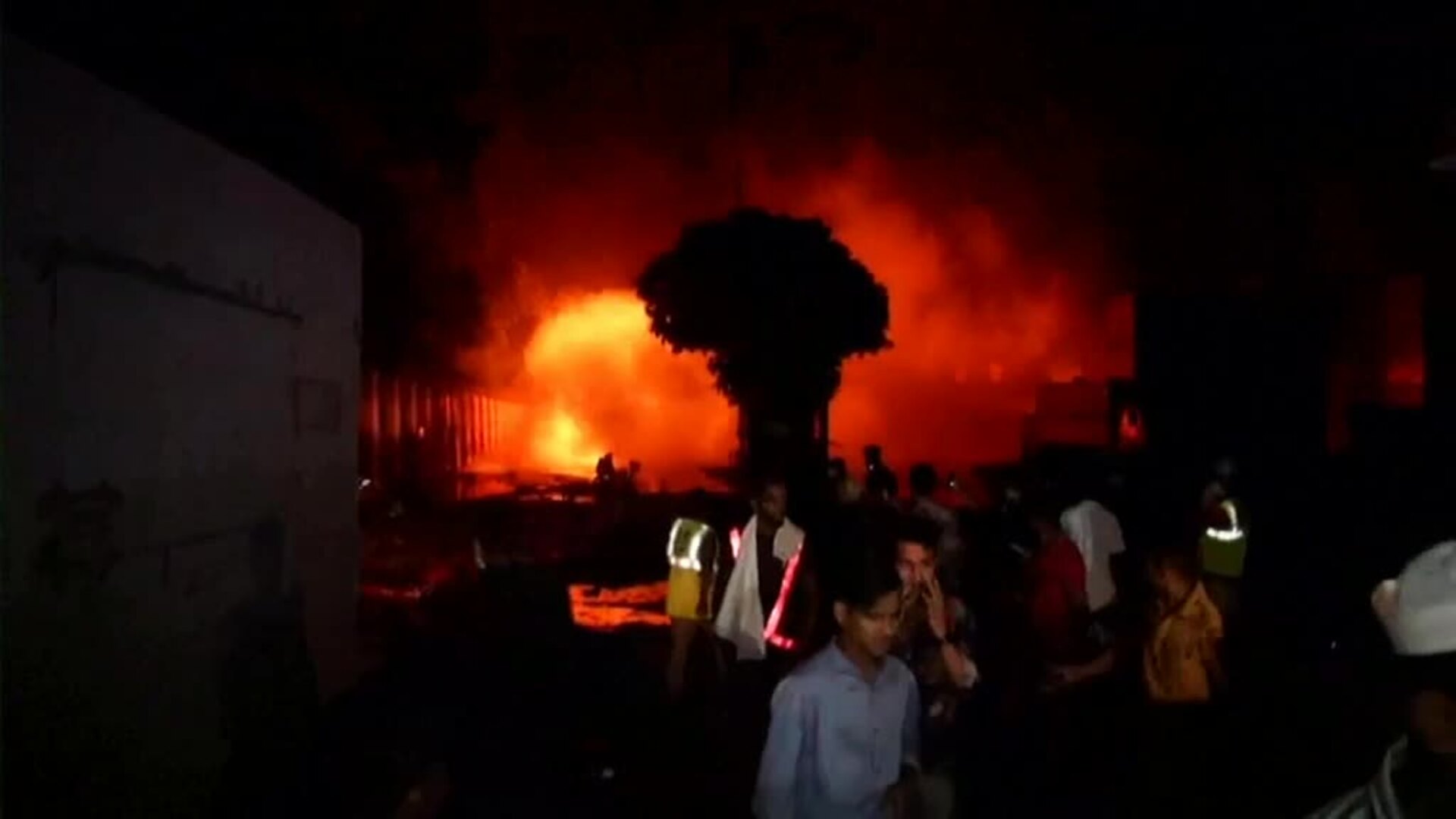 El incendio en un depósito de contenedores de Bangladés acaba con la vida de 32 personas