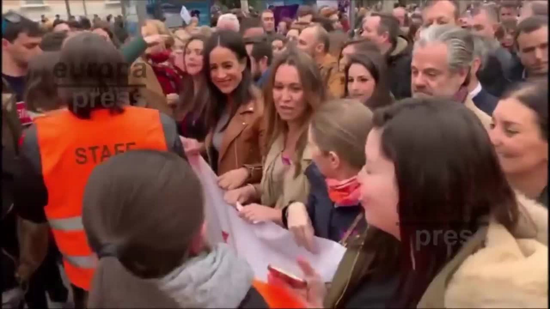 Villacís impide que tres jóvenes sentadas frenen la cabecera de Cs