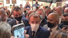 Lanzan un huevo a Macron al grito de «Viva la revolución»