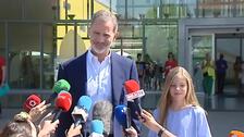 El Rey visita en el hospital a Don Juan Carlos acompañado de la Infanta Sofía