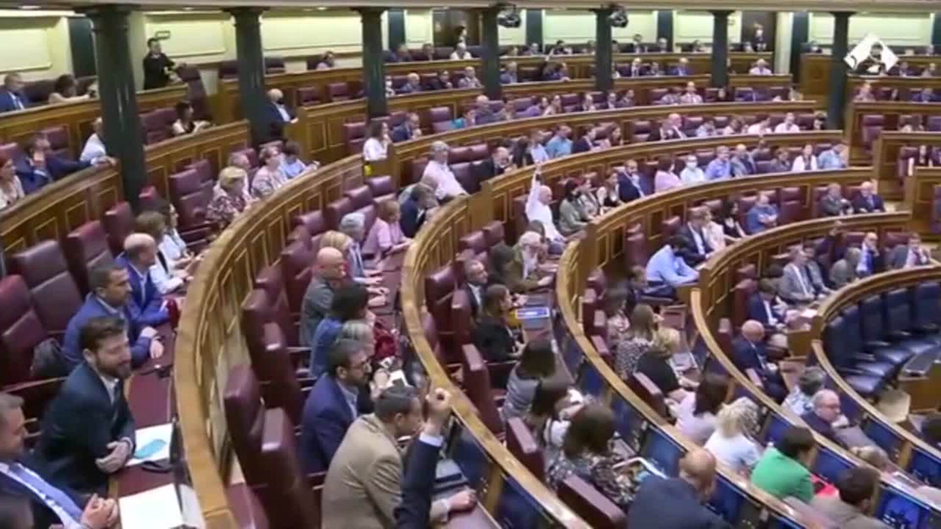 El PSOE saca adelante su ley de prostitución con PP y Podemos