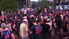 Fanáticos de los Knicks celebran en Nueva York la clasificación a la final