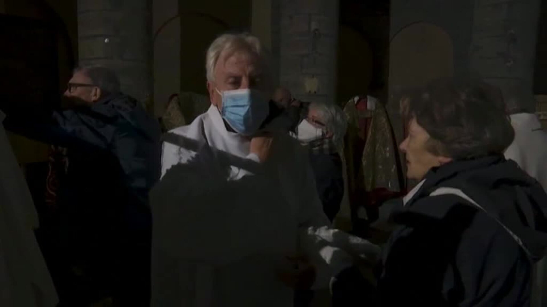 La catedral belga de Tournai muestra la más completa colección de trajes sacerdotales en un desfile peculiar