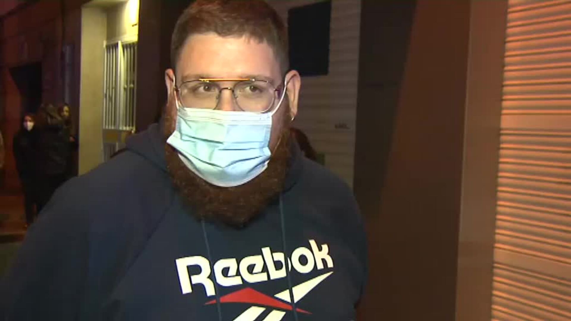 Ayuda de todo un barrio ante el incendio de la residencia en Sevilla