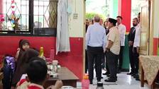 Bill Gates visita un centro educativo en Yakarta