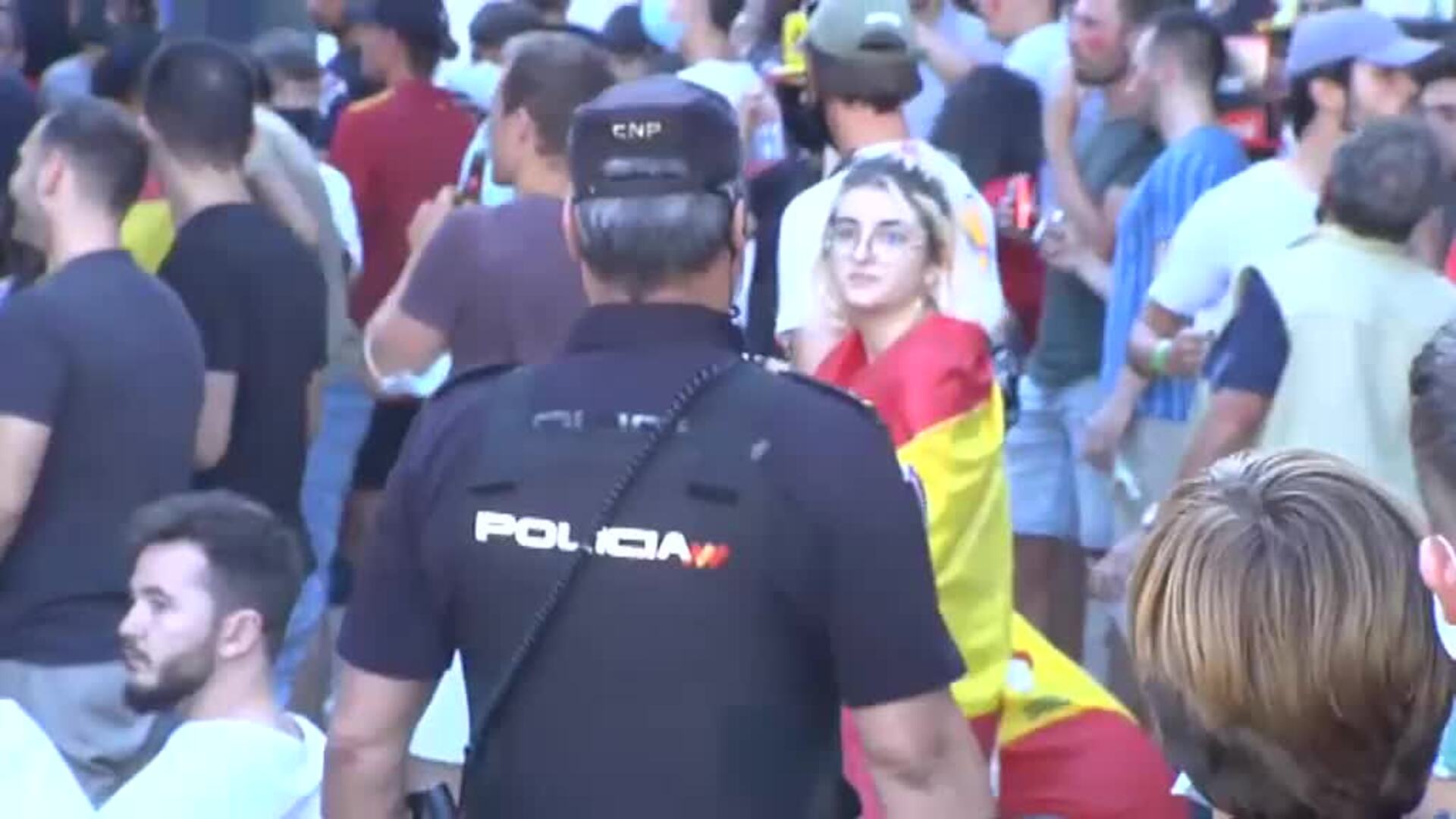La Policía desaloja una terraza durante el partido España-Croacia
