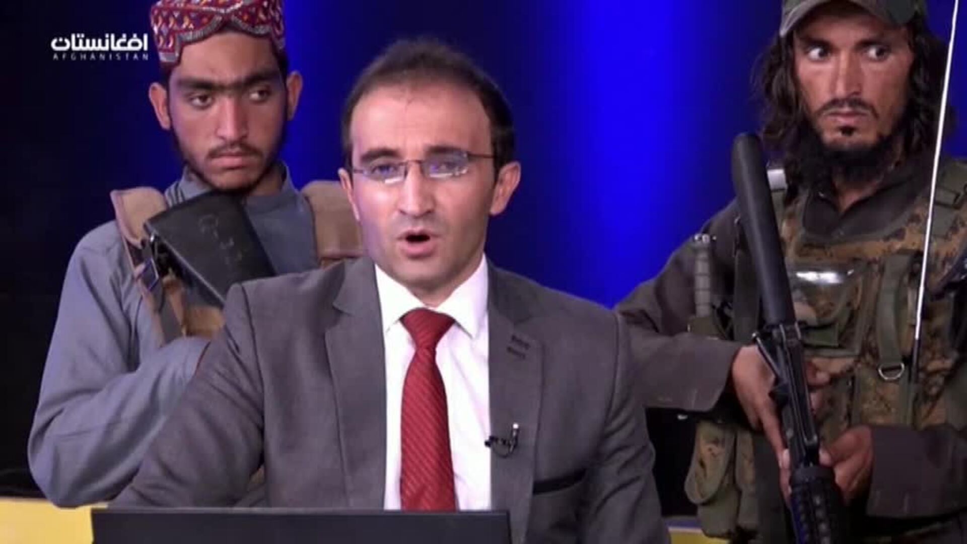 Un presentador rodeado de talibanes armados pide al público que no tenga miedo