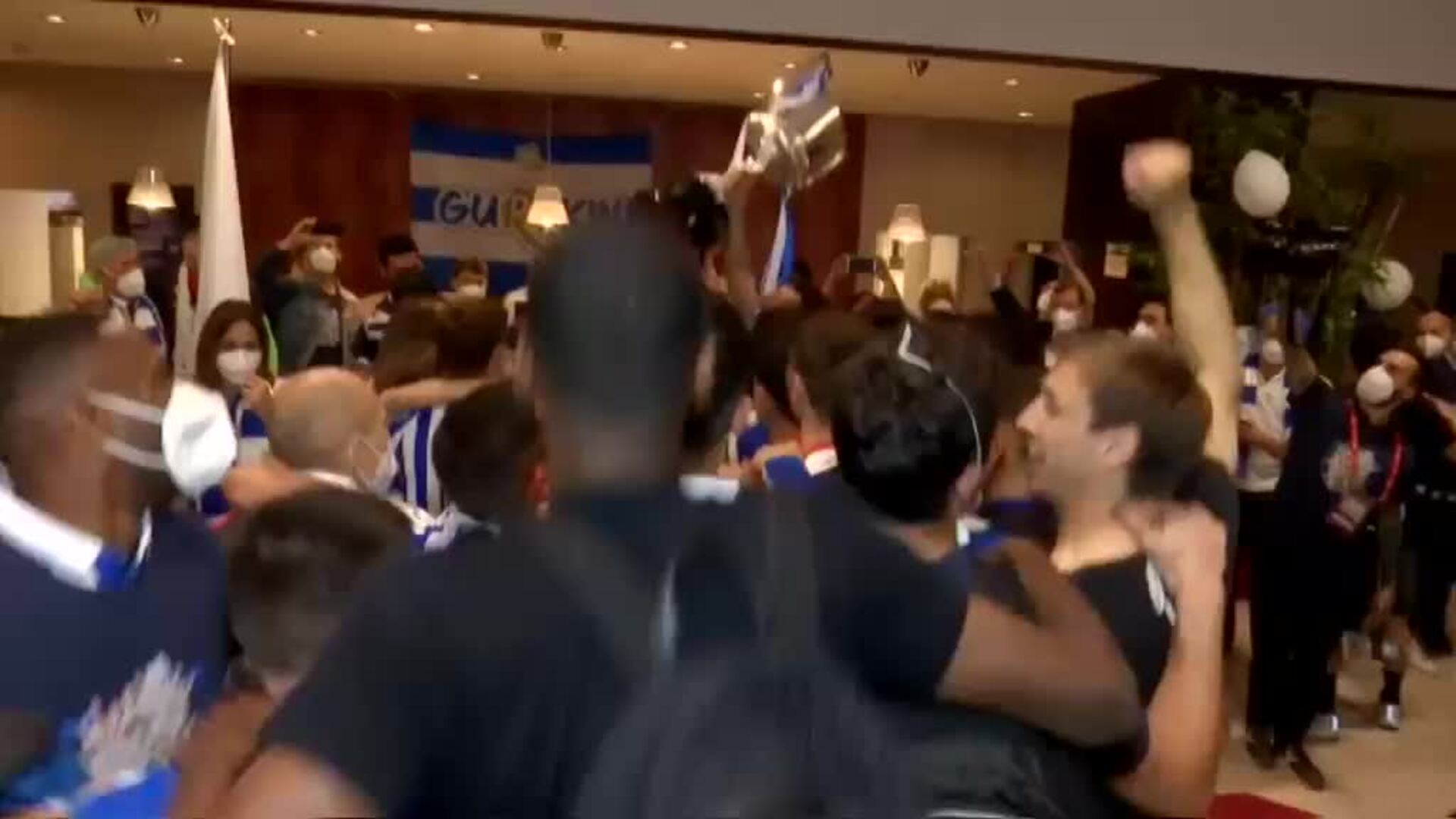 Los jugadores de la Real Sociedad festejan en el hotel su victoria en la Copa del Rey