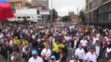 Una multitud desafía la lluvia en Bogotá para protestar contra el Gobierno colombiano