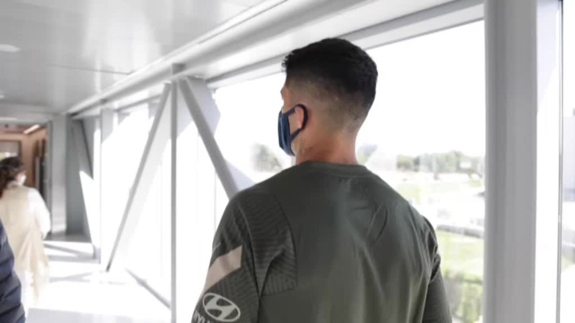 Luis Suárez supera las pruebas médicas y ya viste de rojiblanco