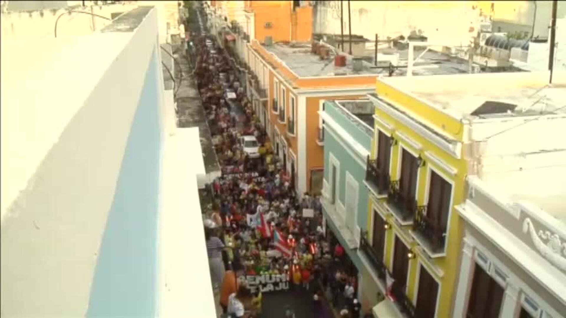 Miles de personas piden la renuncia del gobernador de Puerto Rico Ricardo Roselló