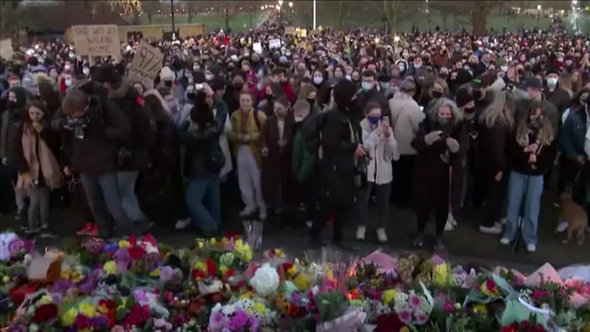 Miles de mujeres toman las calles de Londres en memoria de Sarah Everard