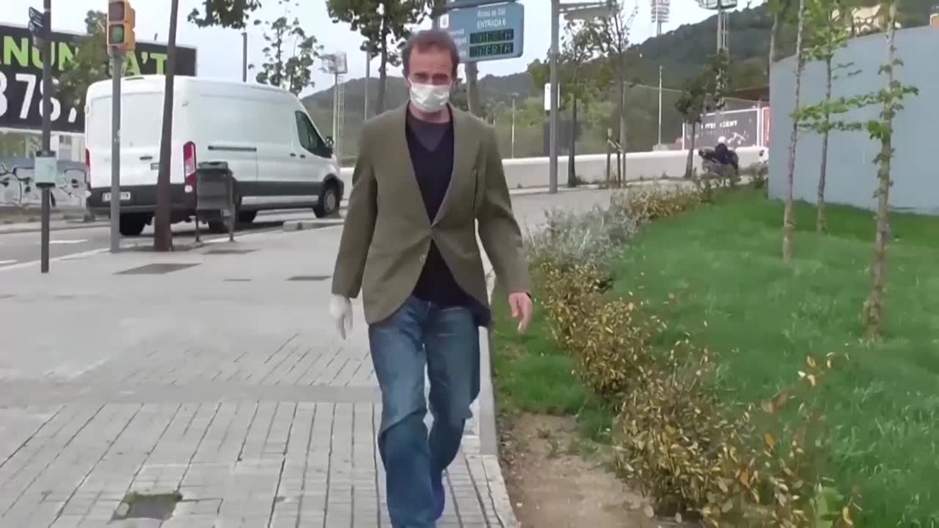 Alessandro Lequio visita la tumba de Aless cuando se cumplen seis meses de su muerte