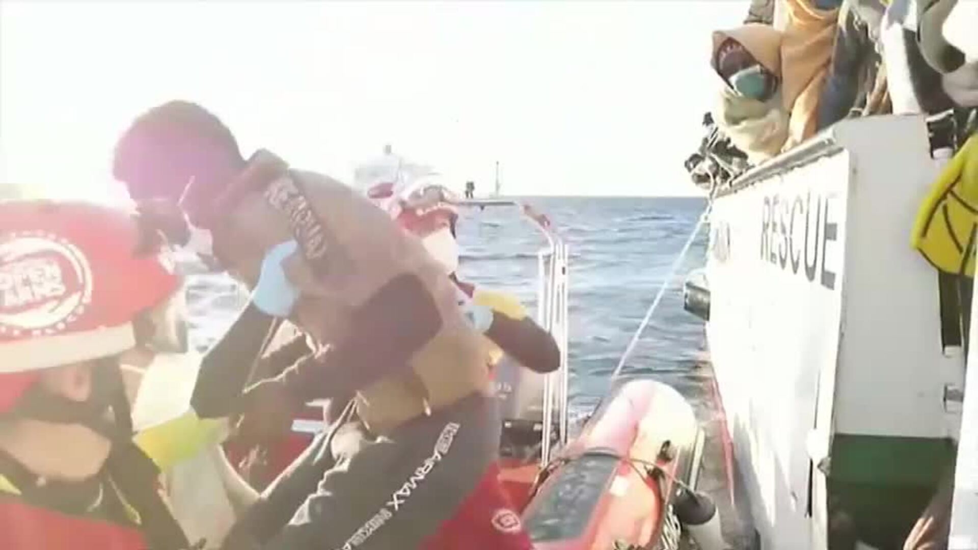 Trasladan a los últimos rescatados del Open Arms para guardar cuarentena antes de desembarcar