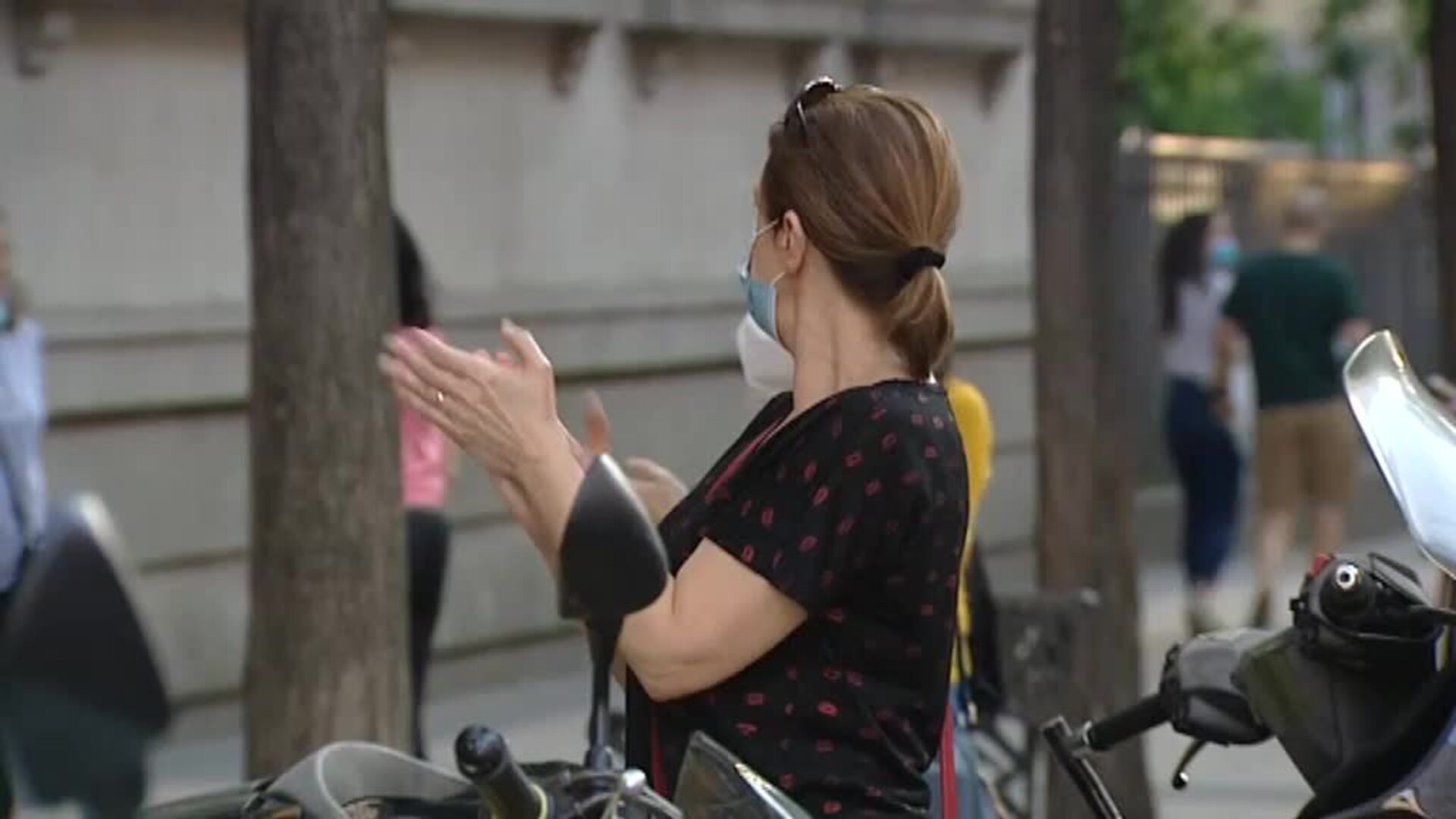 Madrid agradece a los sanitarios su labor para conseguir el cambio de fase