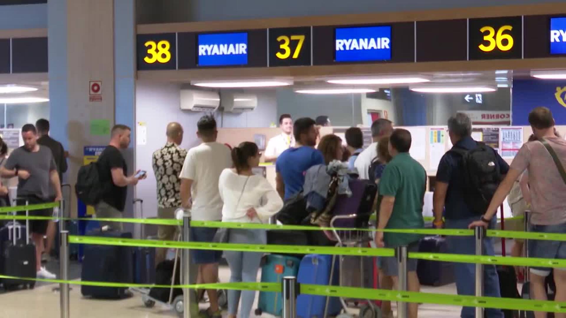 USO y SITCPLA protestan contra el cierre de bases de Ryanair