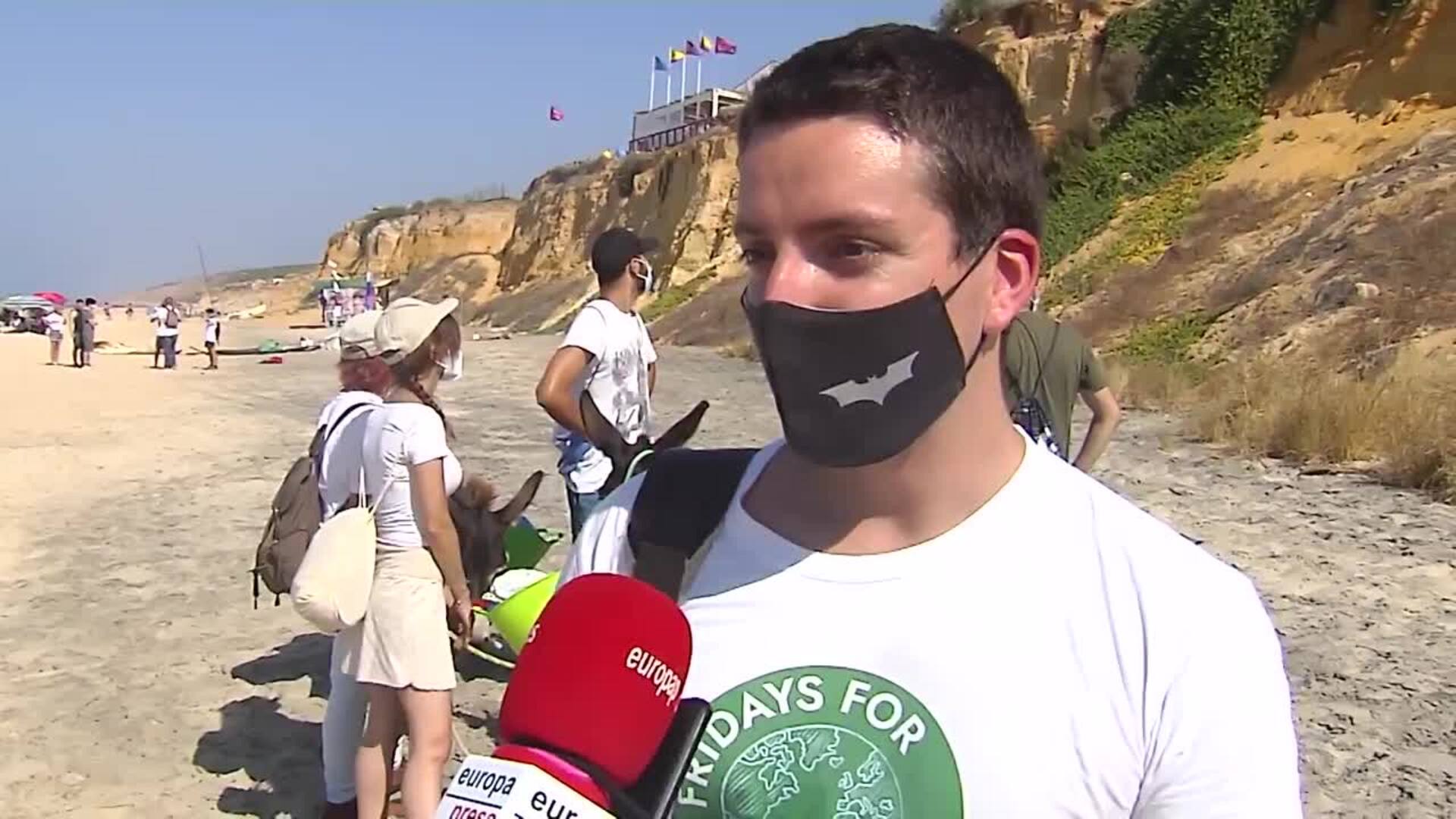 Sanitarios con la ayuda de burros limpian las playas de Doñana