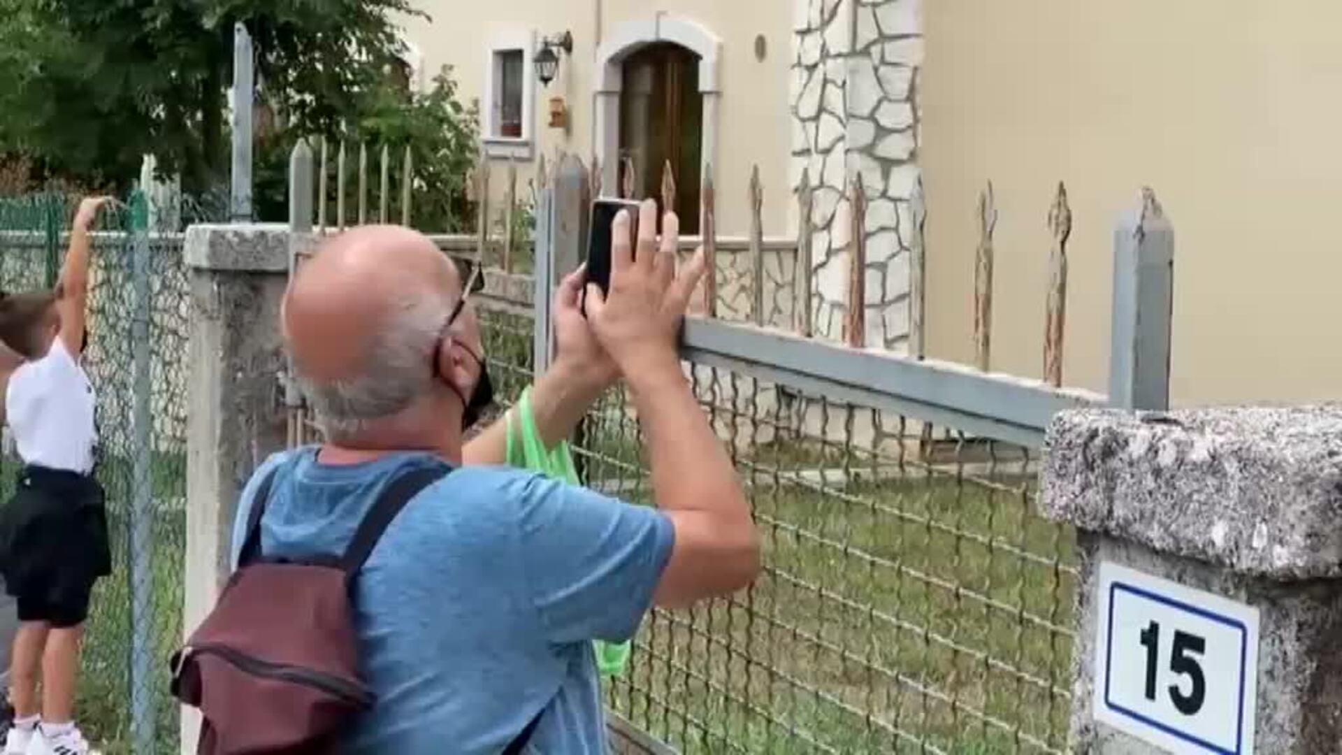Varias familias italianas se despiertan con dos ciervos en su jardín