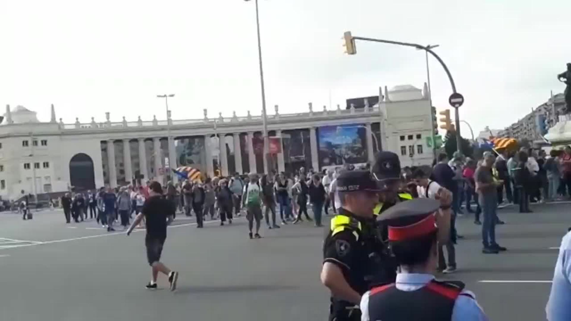 Una protesta en Barcelona-Sants se convierte en una marcha hacia la plaza Espanya